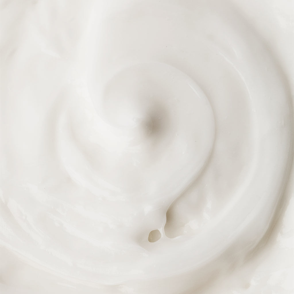 Textura da máscara de tratamento Umo Hair, cremosa e branca.