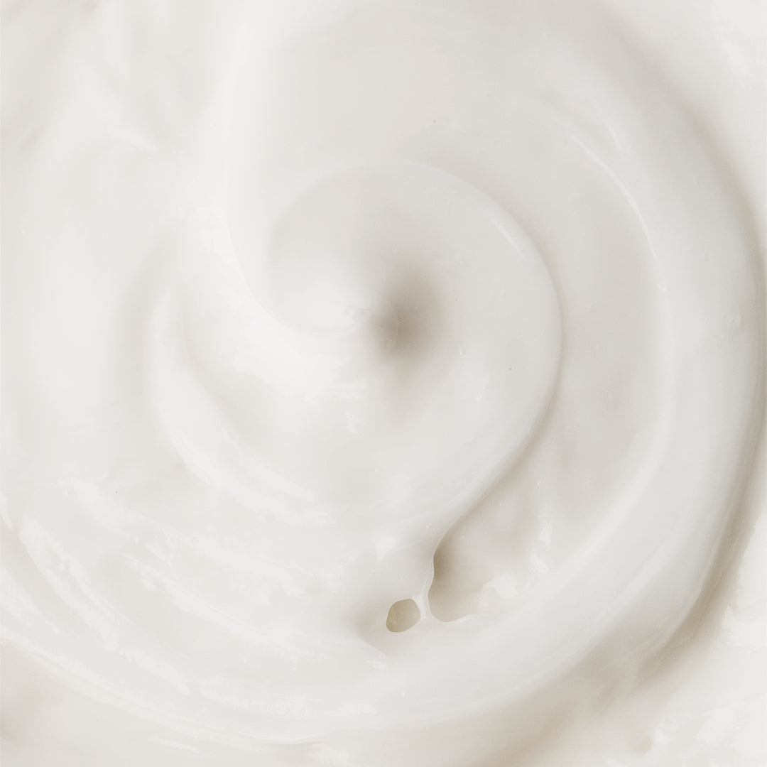 Textura da máscara de tratamento Umo Hair, cremosa e branca.