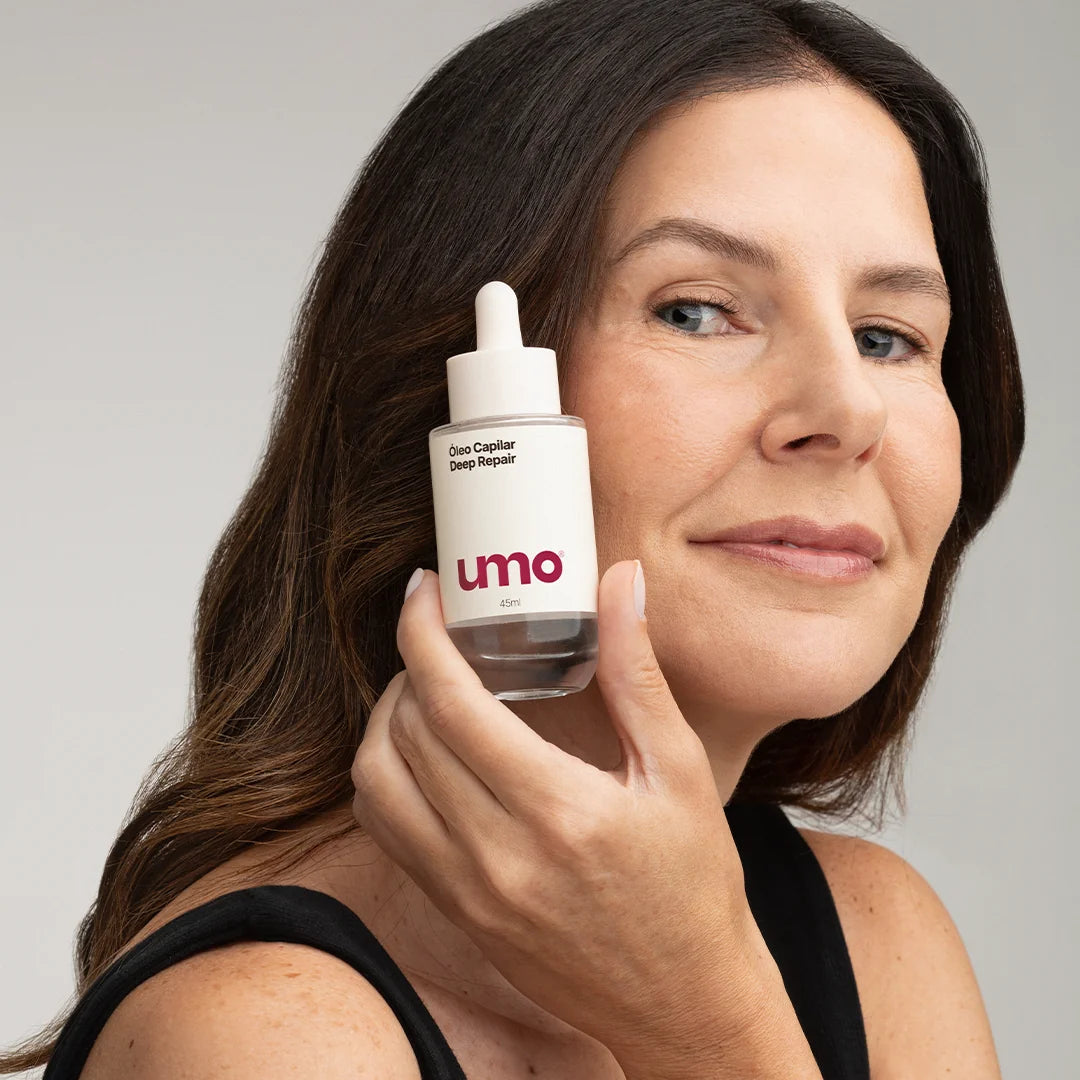 Modelo segurando o Óleo Capilar Deep Repair Umo 45ml