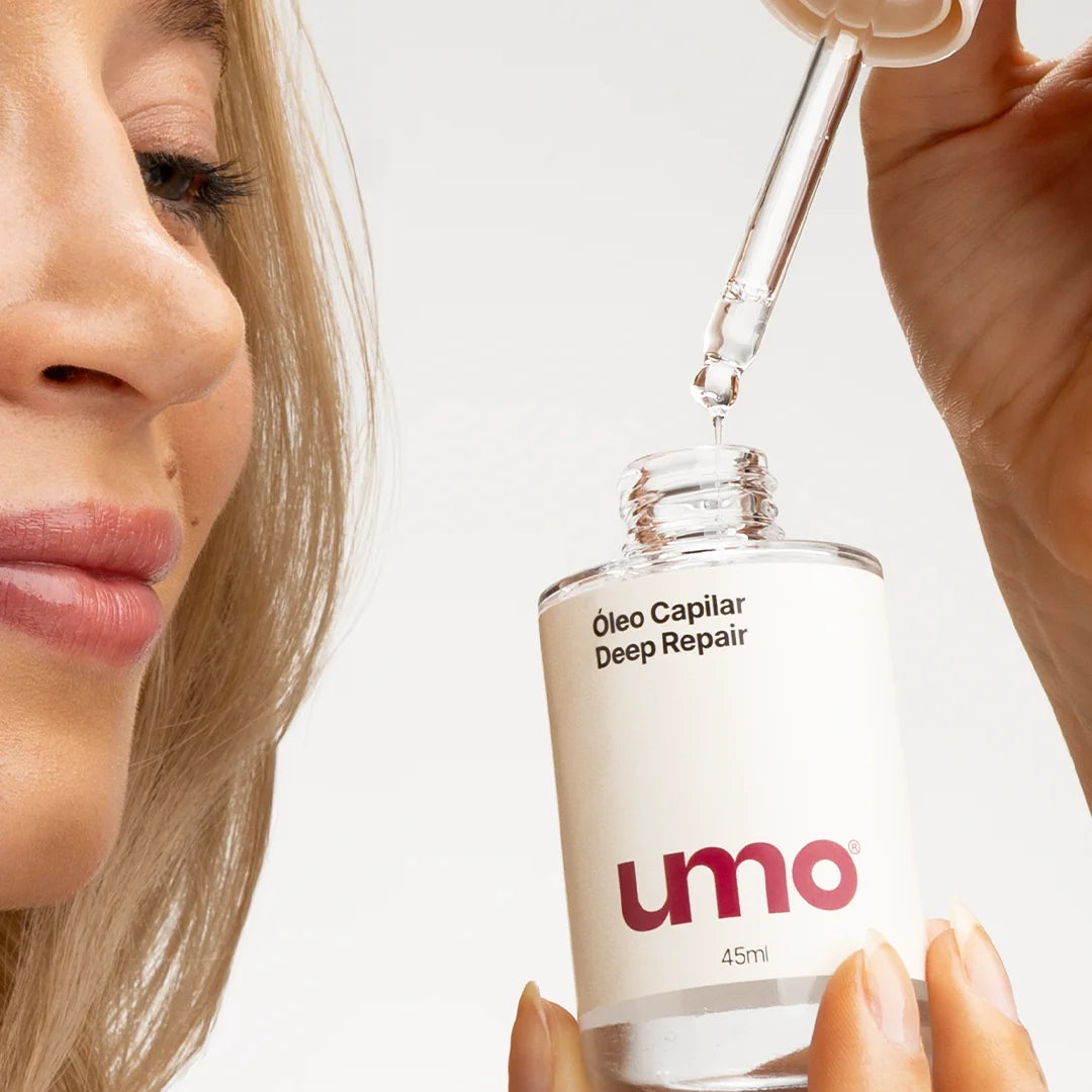 Aplicação do Óleo Capilar Deep Repair Umo nas pontas do cabelo