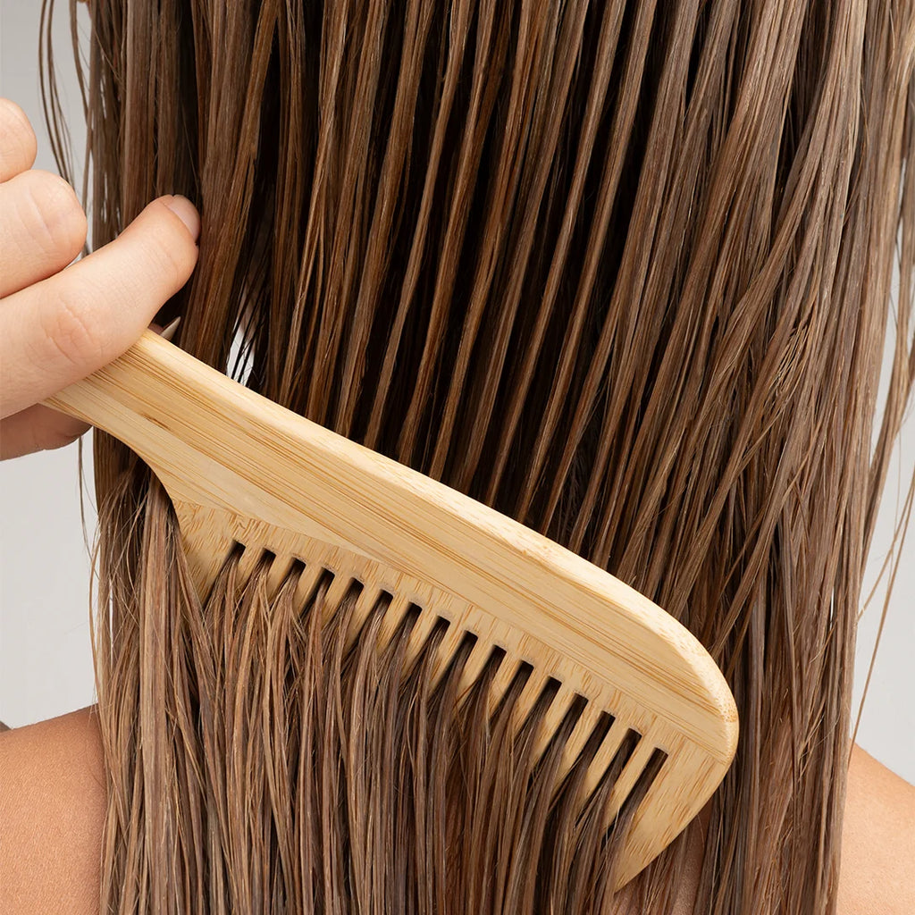 Aplicação do Leave-in Deep Repair Umo nos comprimentos e pontas do cabelo